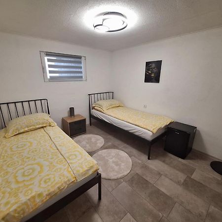 Fly & Stay Apartments Laktasi Luaran gambar