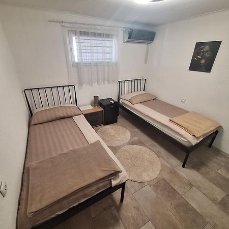Fly & Stay Apartments Laktasi Luaran gambar