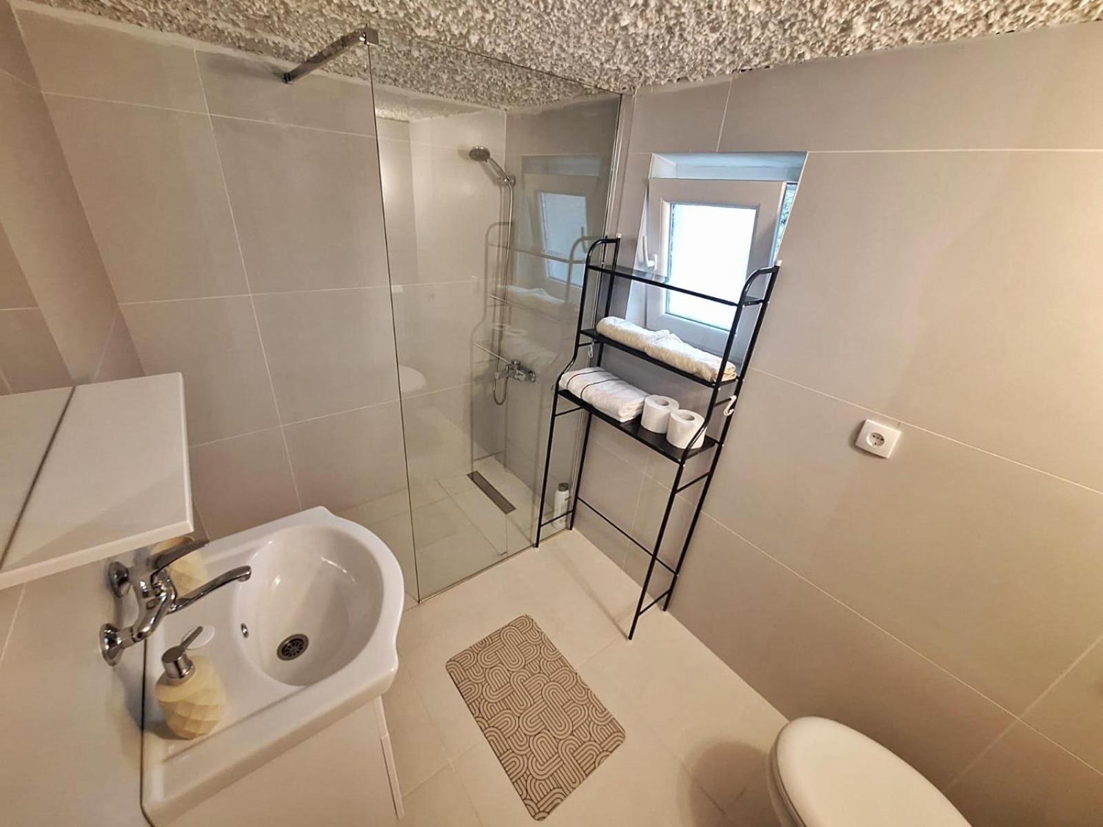 Fly & Stay Apartments Laktasi Luaran gambar