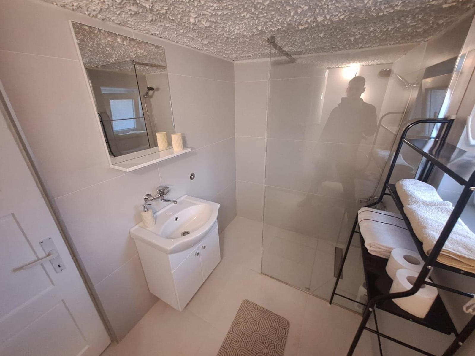 Fly & Stay Apartments Laktasi Luaran gambar