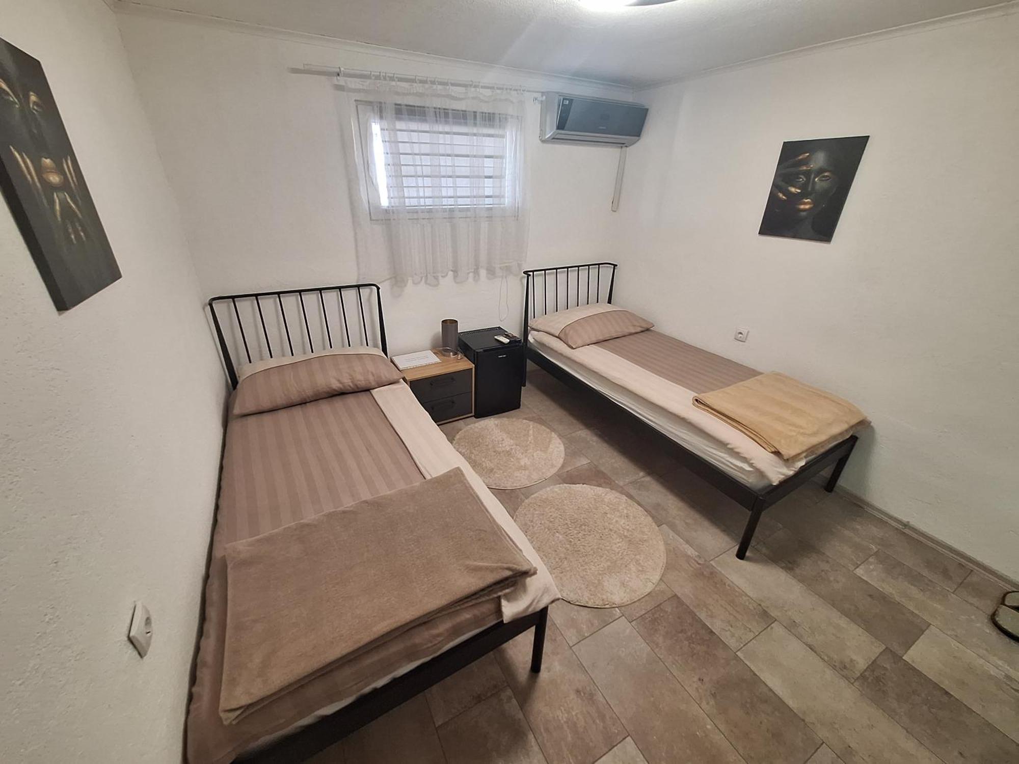 Fly & Stay Apartments Laktasi Luaran gambar