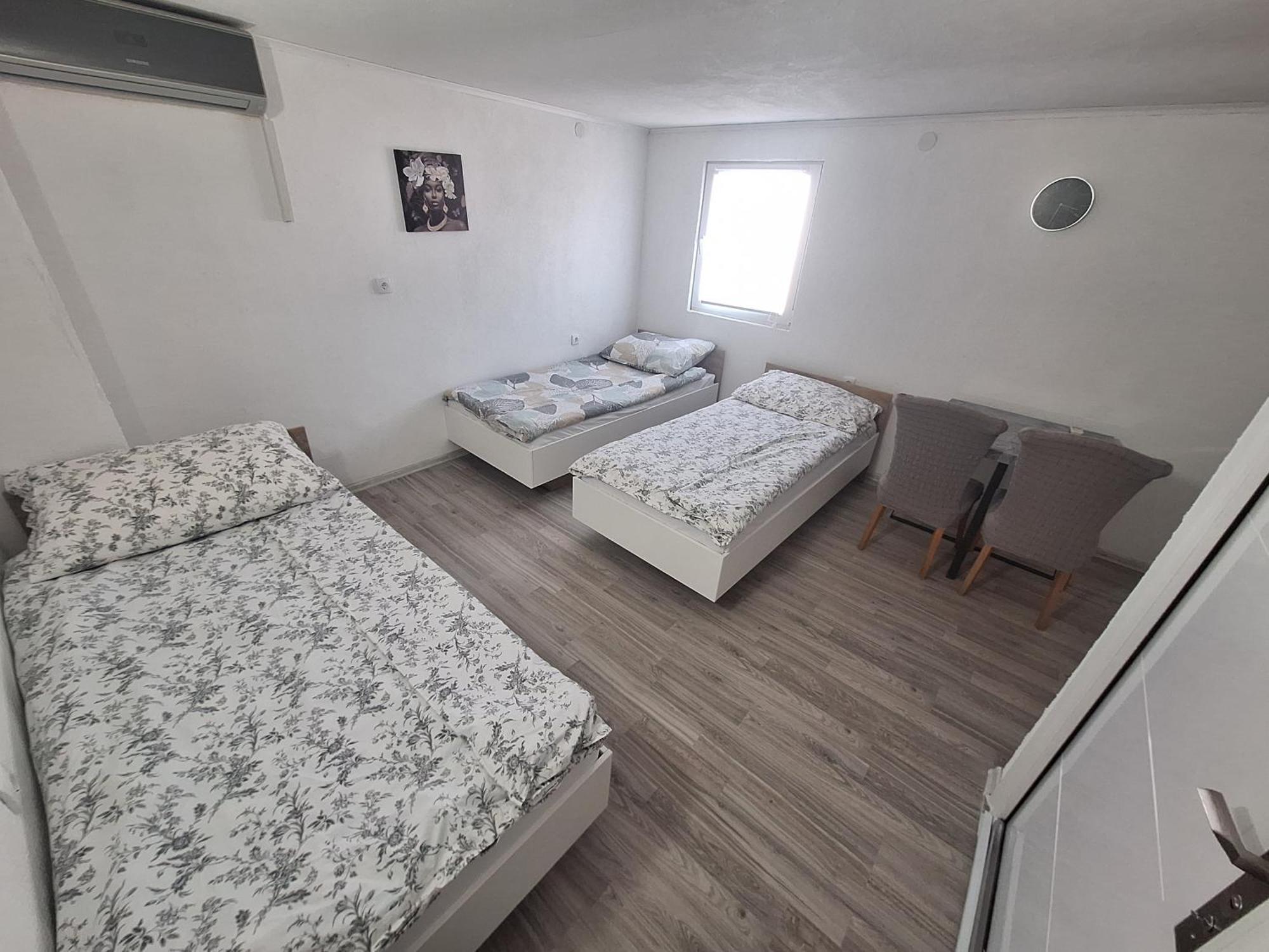 Fly & Stay Apartments Laktasi Luaran gambar