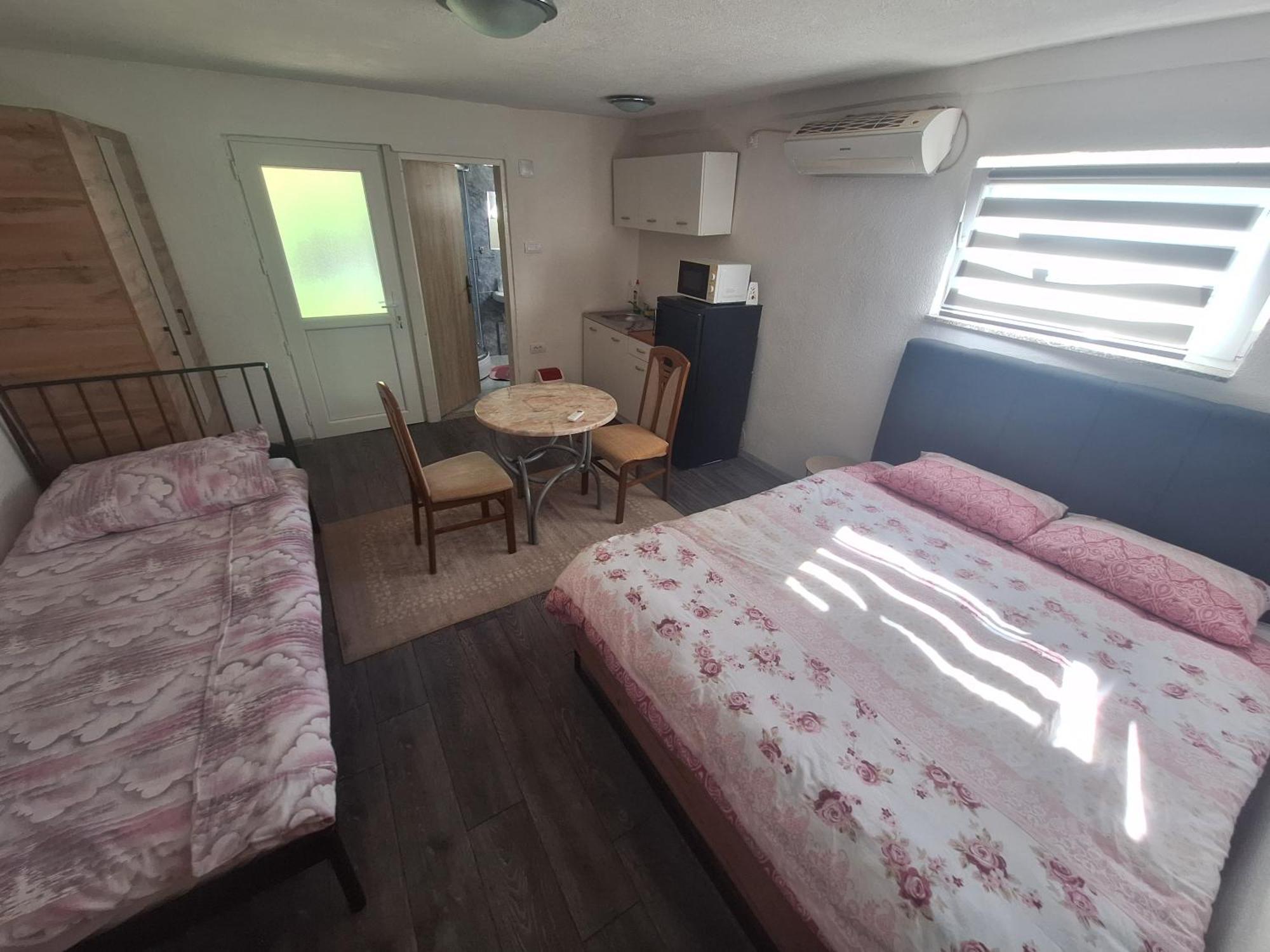 Fly & Stay Apartments Laktasi Luaran gambar