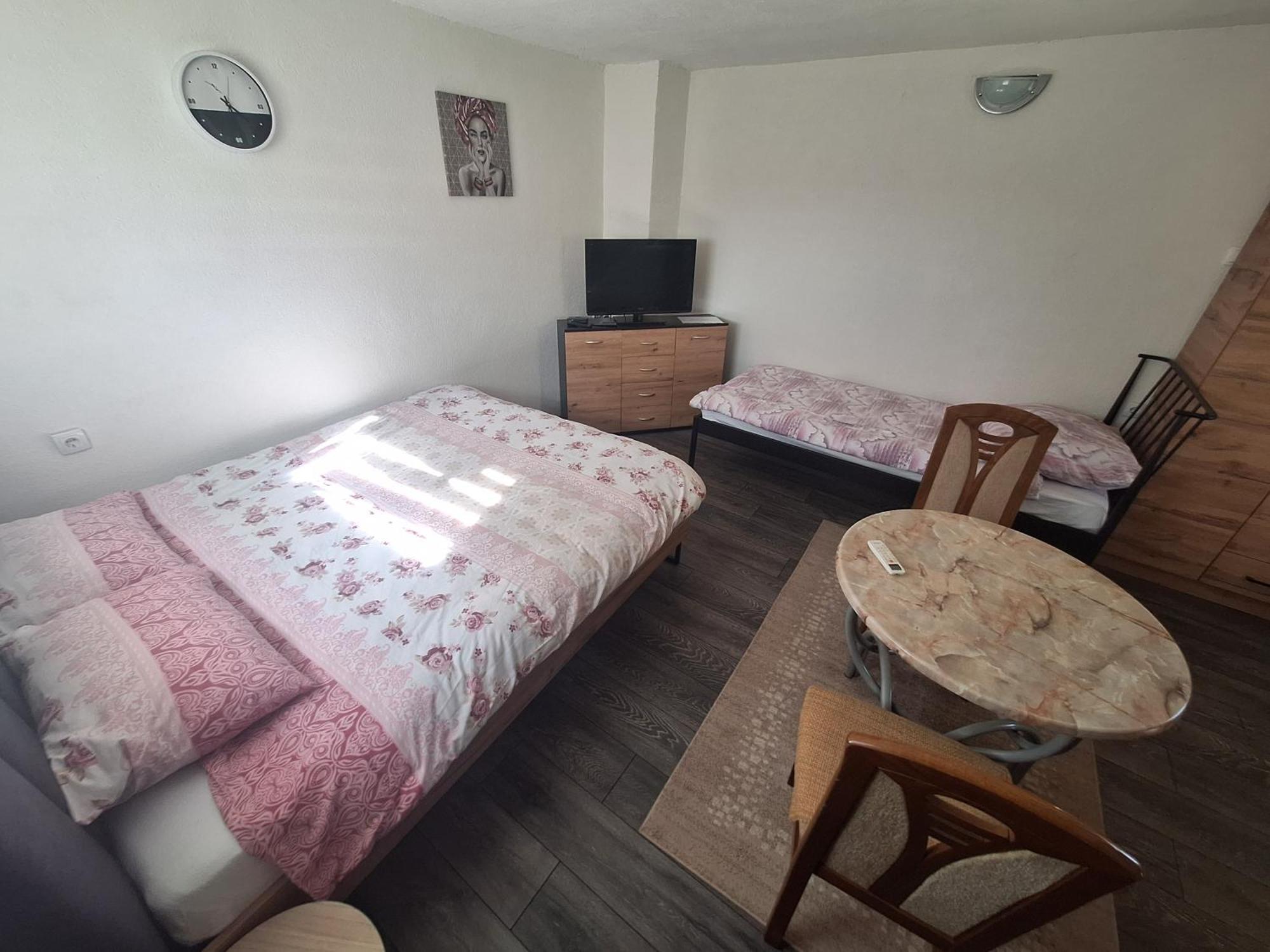 Fly & Stay Apartments Laktasi Luaran gambar