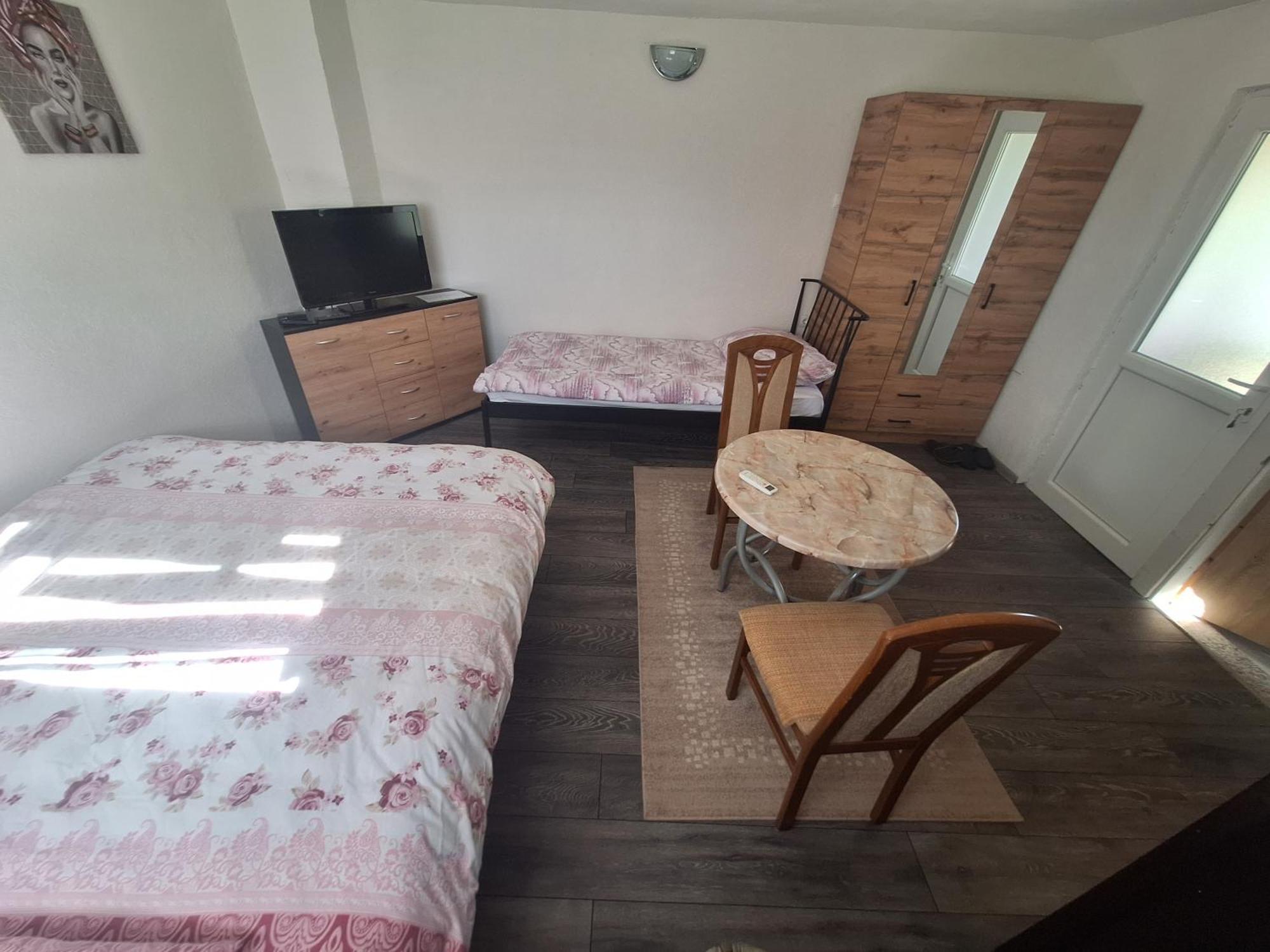Fly & Stay Apartments Laktasi Luaran gambar