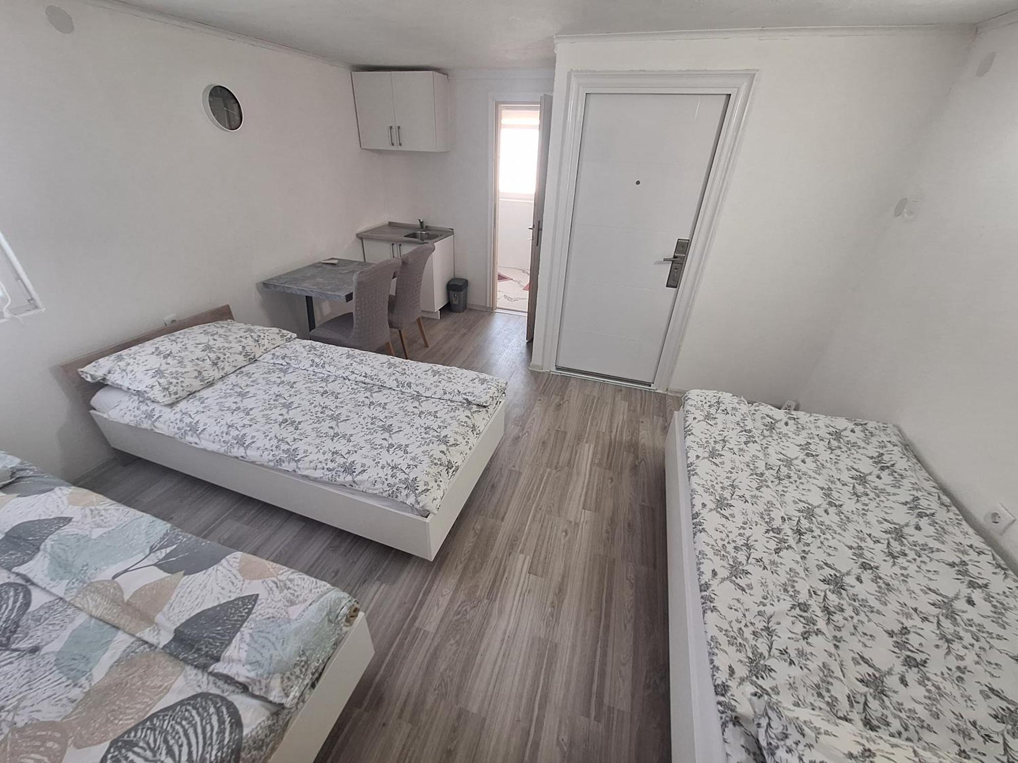 Fly & Stay Apartments Laktasi Luaran gambar