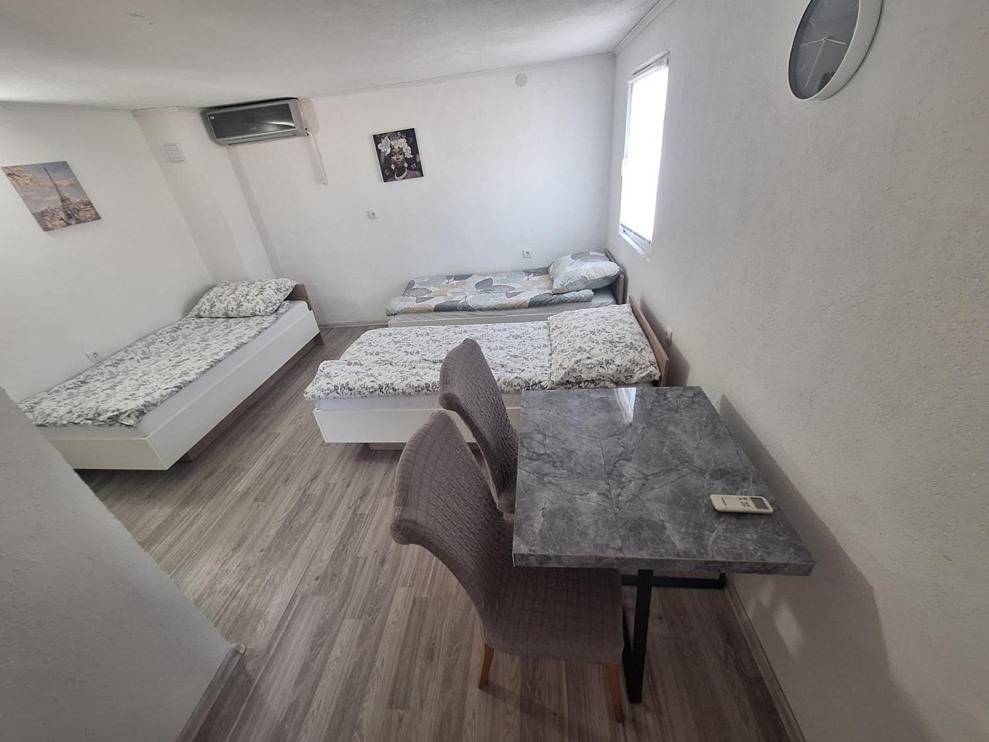 Fly & Stay Apartments Laktasi Luaran gambar